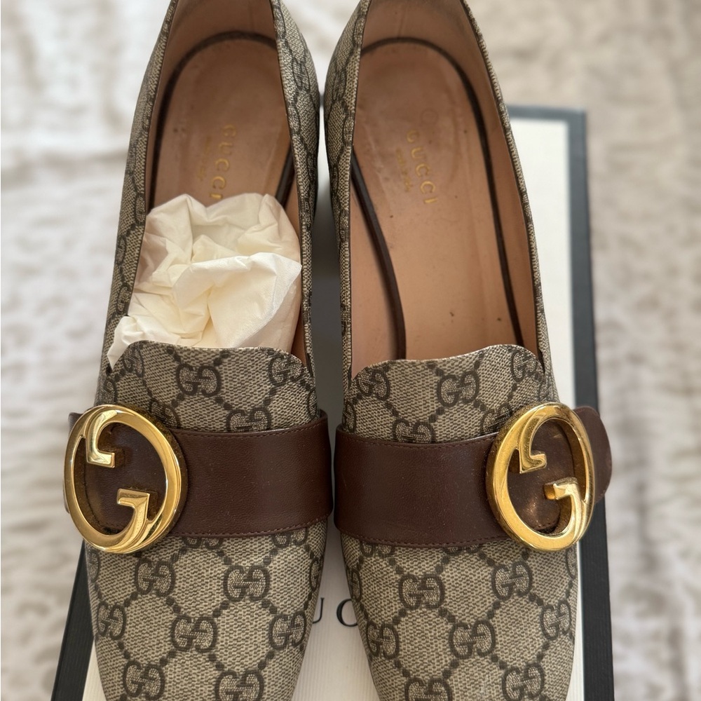 Gucci Women's Beige and Gold Patterned Loafers